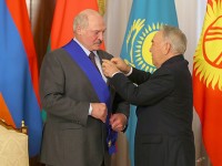 Лукашенко о Назарбаеве: Мы из него еще много сможем 