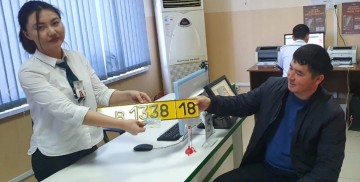 В Туркестанской области впервые выдали жёлтые номера на иностранные автомашины